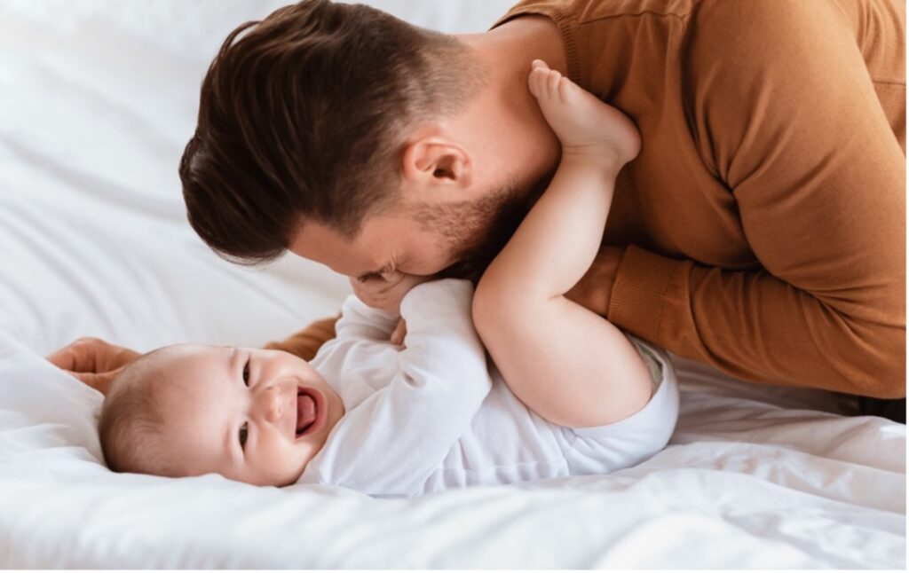 vader knuffelt met baby tijdens geboorteverlof